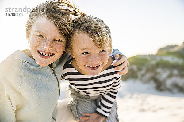 Porträt von zwei glücklichen Jungen am Strand