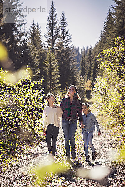 Mutter wandert mit Töchtern in den Bergen