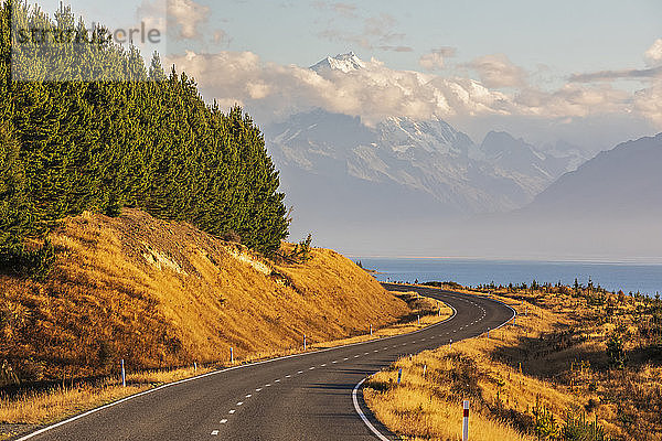 Neuseeland  Neuseeländischer State Highway 80 mit Mount Cook im Hintergrund
