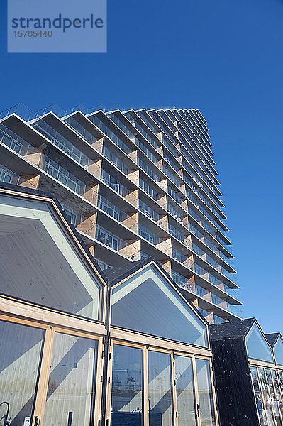 Dänemark  Aarhus  Niedrigwinkelansicht eines modernen Mehrfamilienhauses in den Aarhus Docklands