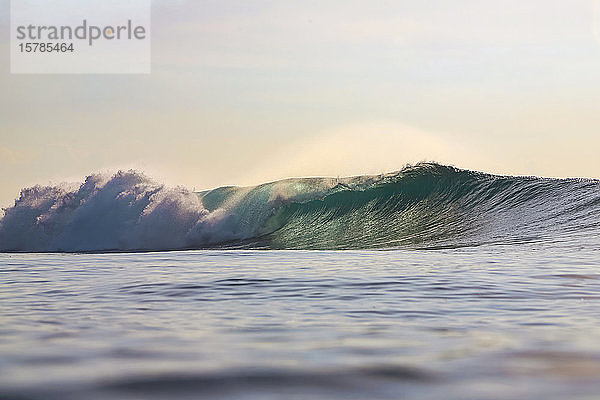 Indonesien  Bali  Ozeanwelle