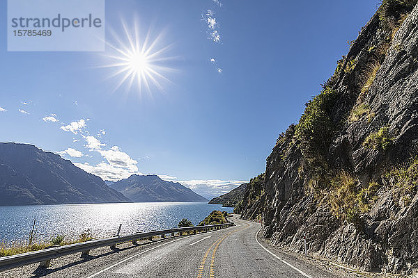 Neuseeland  Sonne scheint über leerem Highway Kingston Road