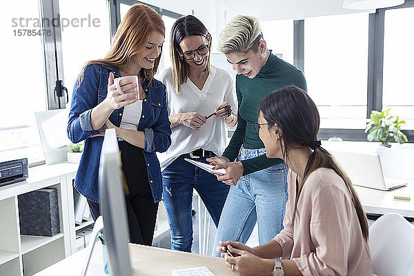 Geschäftsfrauen mit digitalem Tablet im Büro