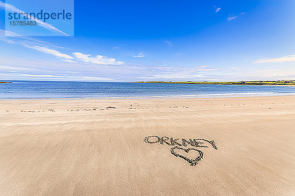 Schottland  Orkney-Inseln  South Ronaldsay  Leerer Strand mit Herz auf Sand gezeichnet