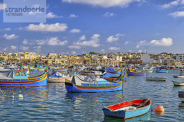 Malta  Marsaxlokk  Hafen einer Fischerstadt mit traditionellen Luzzu-Booten