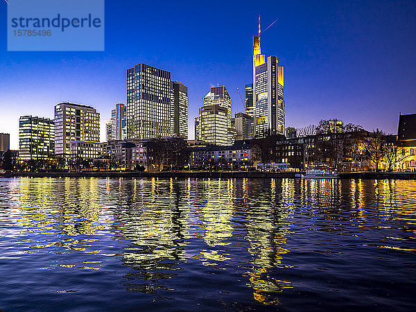 Deutschland  Hessen  Frankfurt  Skyline der Waterfront-Stadt in der Abenddämmerung