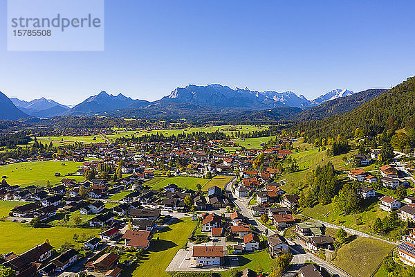 Deutschland  Bayern  Oberbayern  Werdenfelser Land  Gemeinde Wallgau  Luftaufnahme des Dorfes mit dem Wettersteingebirge in der Ferne