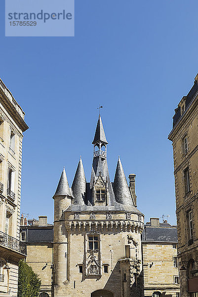Frankreich  Gironde  Bordeaux  klarer blauer Himmel über dem mittelalterlichen Tor Porte Cailhau