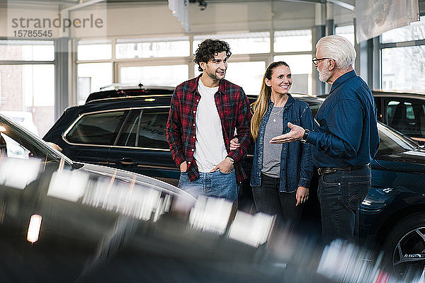 Autohändler zeigt Autos zur Paarung im Ausstellungsraum