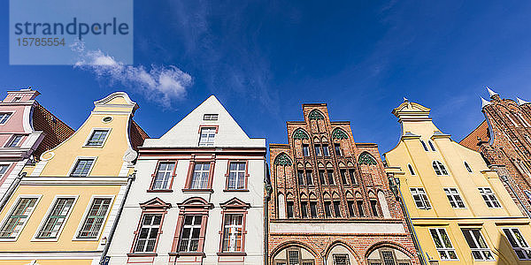 Deutschland  Mecklenburg-Vorpommern  Stralsund  Niedrigwinkelansicht einer Reihe von Altstadtwohngebäuden