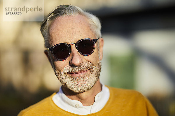 Porträt eines reifen Mannes mit Sonnenbrille im Freien