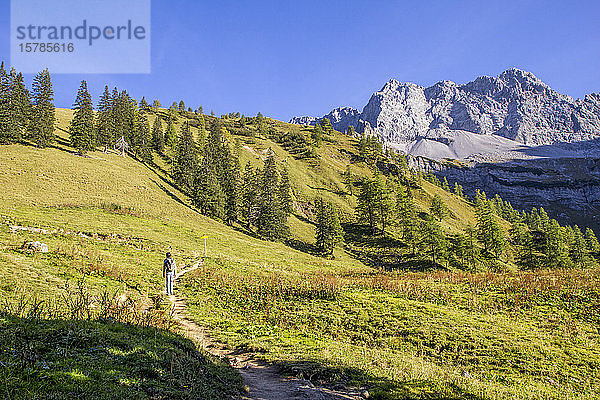 Mann wandert im Herbst im Karwendelgebirge  Hinteriss  Österreich