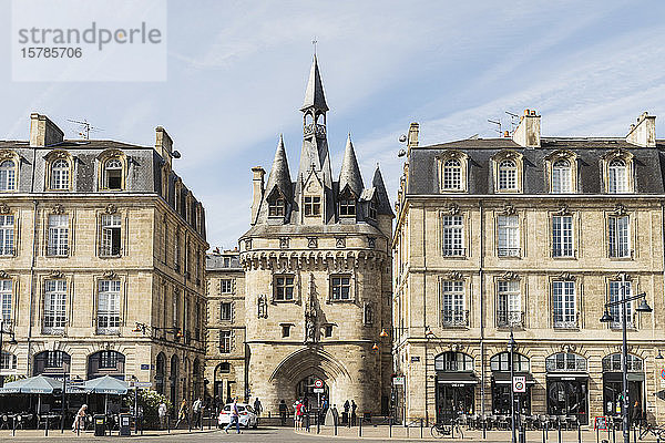 Frankreich  Gironde  Bordeaux  Straße vor dem mittelalterlichen Tor Porte Cailhau zwischen den Wohngebäuden der Altstadt