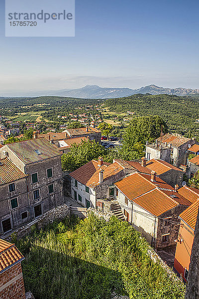 Kroatien  Istrien  Labin  Blick auf die Altstadt und den Berg Vojak in der Ferne