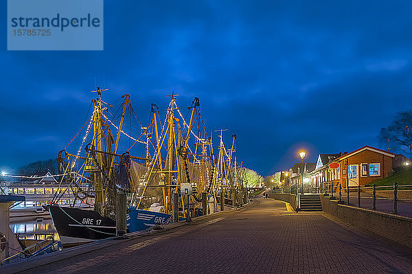 Deutschland  Niedersachsen  Krummhorn  Greetsiel  Fischerboote an der Mole