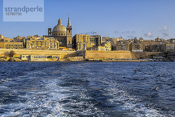 Malta  Valletta  Stadtsilhouette über dem Meer