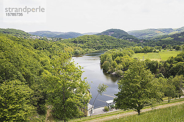 Deutschland  Nordrhein-Westfalen  Eifel  Schwammenauel  Blick vom Rurseedamm auf die Rur und das Tauchbecken