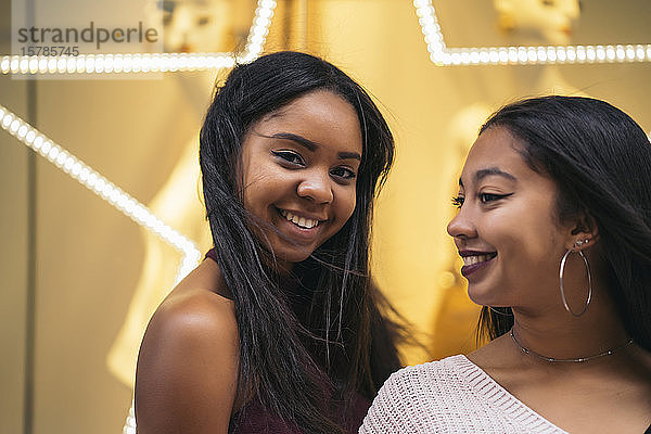Porträt von zwei glücklichen  attraktiven jungen Frauen