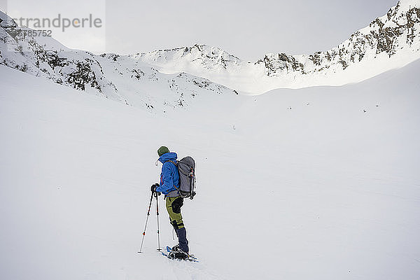 Mann auf einer Exkursion in verschneite Berge  Lombardei  Veltlin  Italien