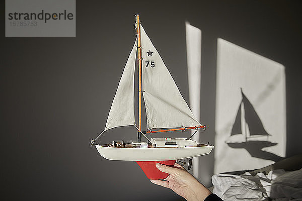 Handgehaltenes Modell-Segelboot