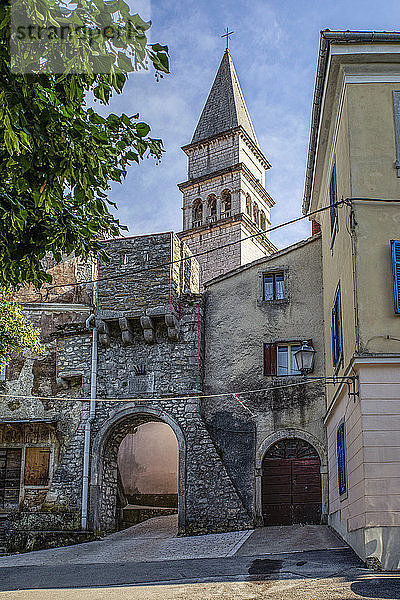 Stadttor und romanische Kirche St. Rok in Pican  Istrien  Kroatien