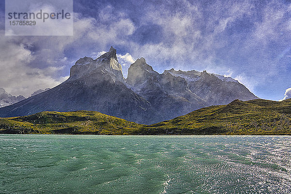 Chile  Provinz Ultima Esperanza  türkisfarbenes Wasser des Pehoe-Sees mit Cuernos del Paine im Hintergrund