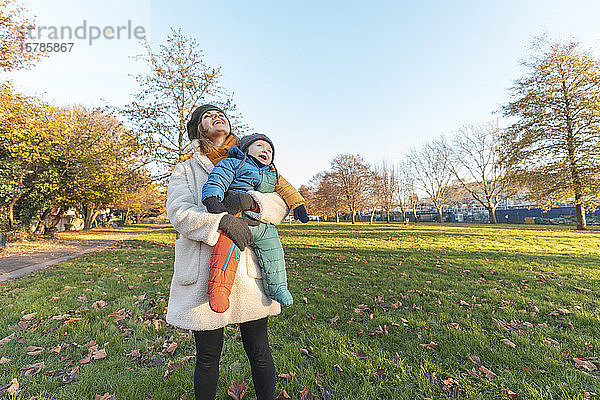 Glückliche Frau mit seinem kleinen Sohn im Park