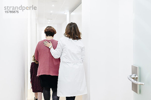 Mutter und Tochter beim Eintritt in die medizinische Praxis