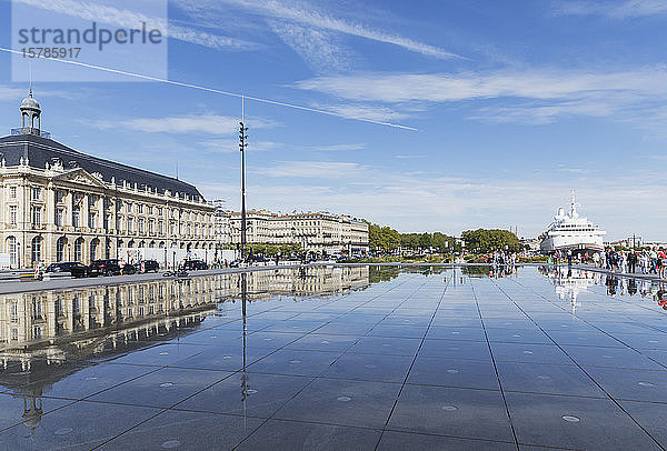 Frankreich  Gironde  Bordeaux  Blauer Himmel spiegelt sich im Pool Miroir dEau