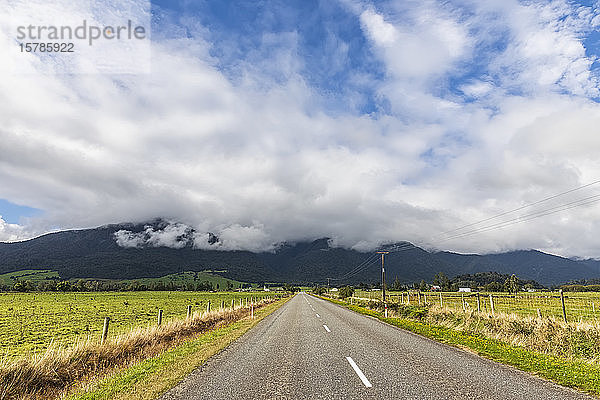 Neuseeland  Grey District  Inchbonnie  Wolken über der Lake Brunner Road
