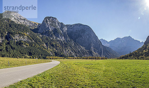 Großer Ahornboden im Karwendelgebirge im Herbst  Hinteriss  Österreich