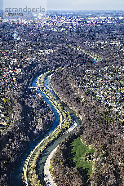 Deutschland  Bayern  München  Luftaufnahme der Isar  die durch die Vorstädte fließt