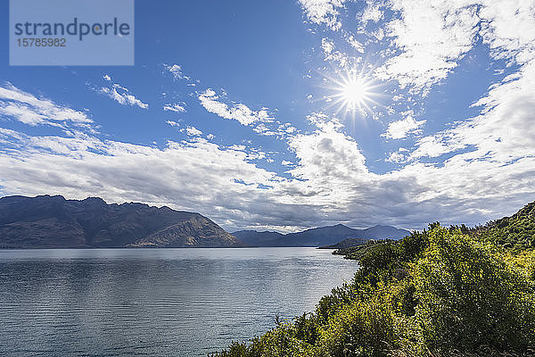 Neuseeland  Sonne scheint über dem Wakatipu-See