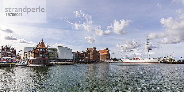 Deutschland  Mecklenburg-Vorpommern  Stralsund  Uferpromenade der Küstenstadt mit dem Schiff Gorch Fock im Hintergrund vor Anker