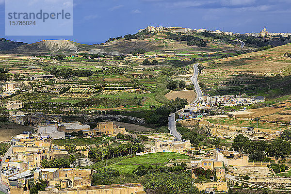 Malta  Gozo  Luftaufnahme einer Stadt auf dem Land