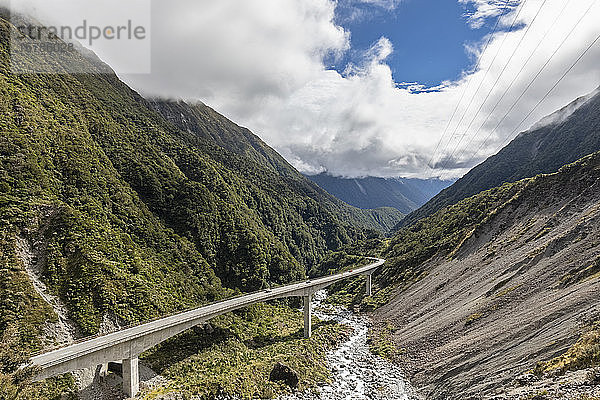 Neuseeland  Distrikt Selwyn  Arthurs Pass  Otira-Viadukt  das sich entlang eines bewaldeten Tals erstreckt