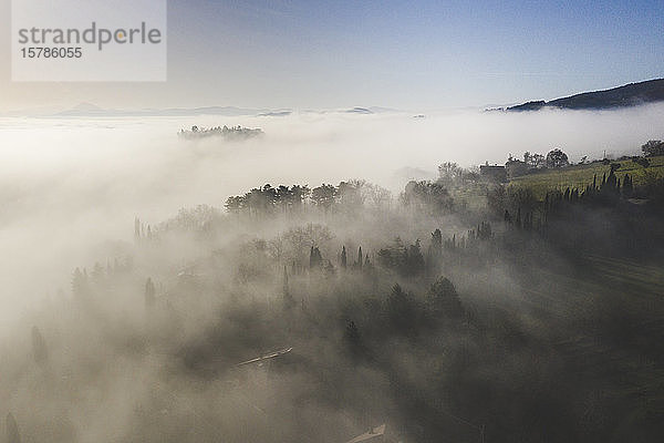 Italien  bei Perugia  Luftaufnahme des Nebels im Tal