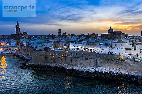 Italien  Apulien  Monopoli  Luftaufnahme des Meeres und der Altstadt bei Sonnenuntergang