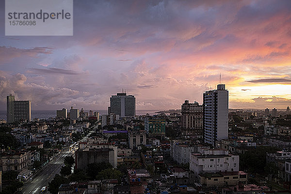 Kuba  Havanna  Luftaufnahme des Stadtzentrums bei Sonnenaufgang
