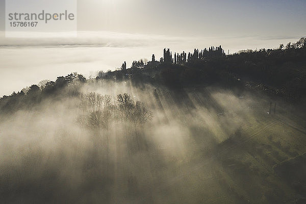 Italien  bei Perugia  Luftaufnahme des Nebels im Tal