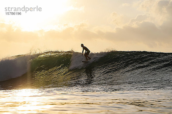 Surfer bei Sonnenuntergang  Bali  Indonesien