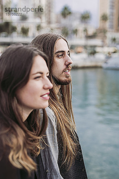 Porträt eines jungen Paares in einem Yachthafen