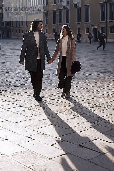 Junges Paar besucht die Stadt Venedig  Italien