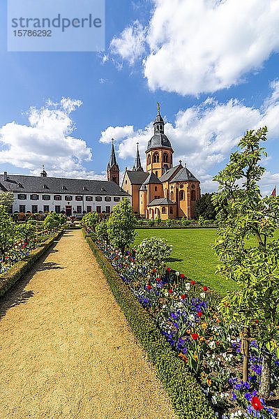 Deutschland  Hessen  Seligenstadt  Einhard-Basilika mit Stiftsgebäude und Garten