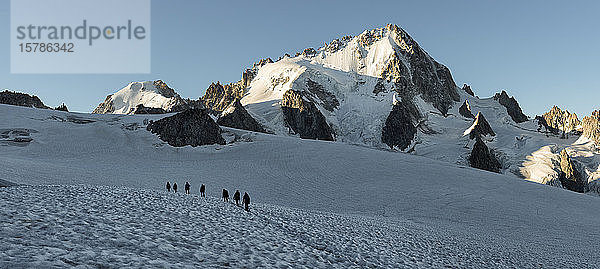 Frankreich  Mont-Blanc-Massiv  Chamonix  Bergsteiger bei der Besteigung der Aiguille de Chardonnet im Schnee