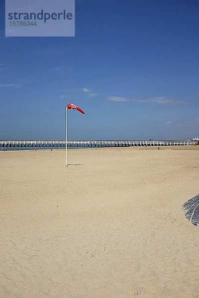 Belgien  Ostende - Windsack am Strand mit Pier im Hintergrund