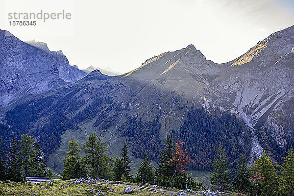 Karwendelgebirge im Herbst  Hinteriss  Österreich