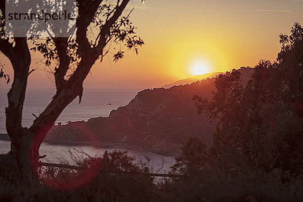 Italien  Provinz Livorno  Elba  Küstenklippen bei stimmungsvollem Sonnenuntergang