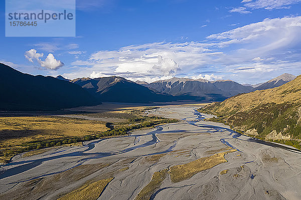 Neuseeland  Blick auf den Waimakariri-Fluss im Arthurs-Pass-Nationalpark