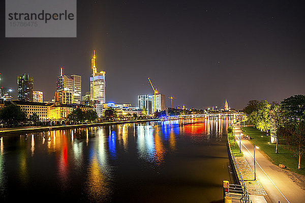 Deutschland  Hessen  Frankfurt  Uferpromenaden und beleuchtete Stadtsilhouette bei Nacht